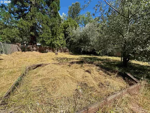 Exterior - 3817 E Amazon Dr, Eugene, OR 97405 photo 2 of 2