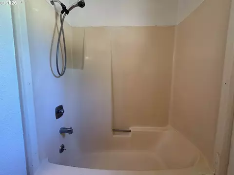 Bath - 3817 E Amazon Dr, Eugene, OR 97405 photo 2 of 4