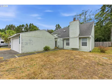 2450 Grant St, North Bend, OR 97459