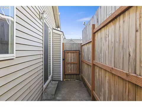 Exterior - 946 SW Junction Pl, Gresham, OR 97080 photo 3 of 6