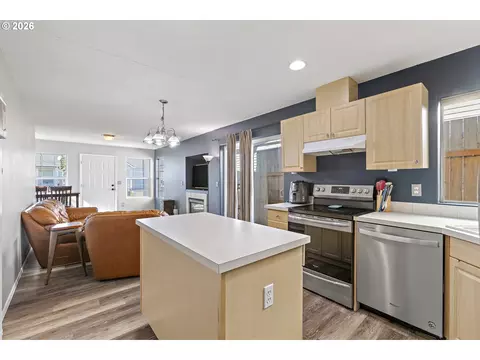 Kitchen - 946 SW Junction Pl, Gresham, OR 97080 photo 3 of 3
