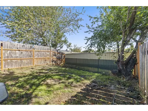 Exterior - 946 SW Junction Pl, Gresham, OR 97080 photo 5 of 6