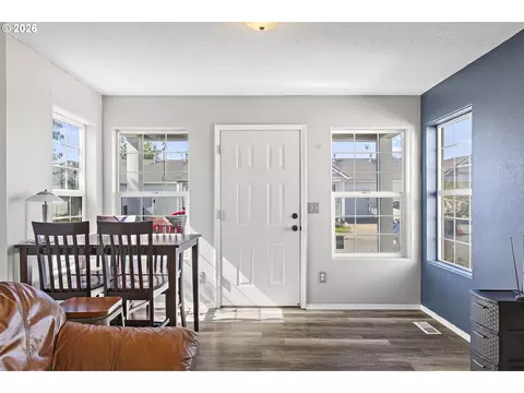 Entry Way - 946 SW Junction Pl, Gresham, OR 97080 photo 1 of 1