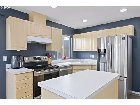 Kitchen - 946 SW Junction Pl, Gresham, OR 97080 photo 1 of 3