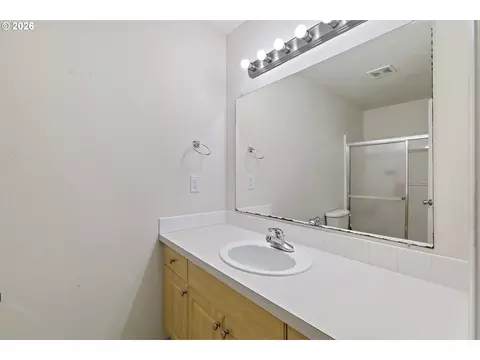 Bath - 946 SW Junction Pl, Gresham, OR 97080 photo 1 of 2
