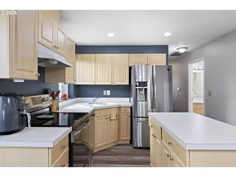 Kitchen - 946 SW Junction Pl, Gresham, OR 97080 photo 2 of 3
