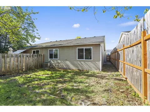 Exterior - 946 SW Junction Pl, Gresham, OR 97080 photo 6 of 6