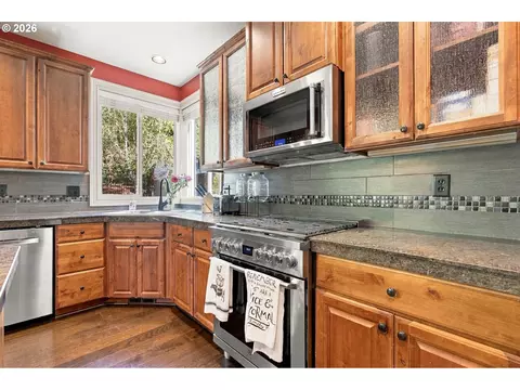Kitchen - 39583 Wall St, Sandy, OR 97055 photo 2 of 4
