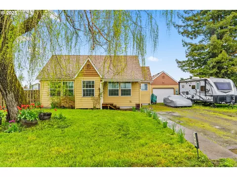 1895 Strawberry Ln, Lebanon, OR 97355
