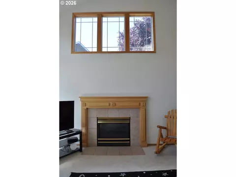 Living - 4198 Lancaster Dr, Eugene, OR 97404 photo 2 of 3