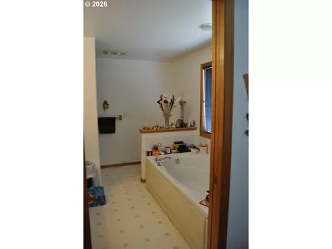 Bath - 4198 Lancaster Dr, Eugene, OR 97404 photo 2 of 4