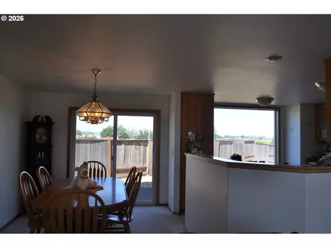 Dining - 4198 Lancaster Dr, Eugene, OR 97404 photo 3 of 3
