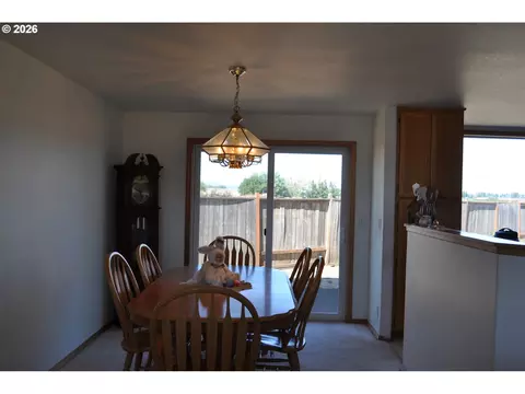 Dining - 4198 Lancaster Dr, Eugene, OR 97404 photo 2 of 3