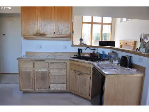 Kitchen - 4198 Lancaster Dr, Eugene, OR 97404 photo 2 of 3