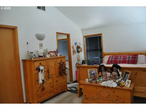 Bedroom - 4198 Lancaster Dr, Eugene, OR 97404 photo 3 of 5