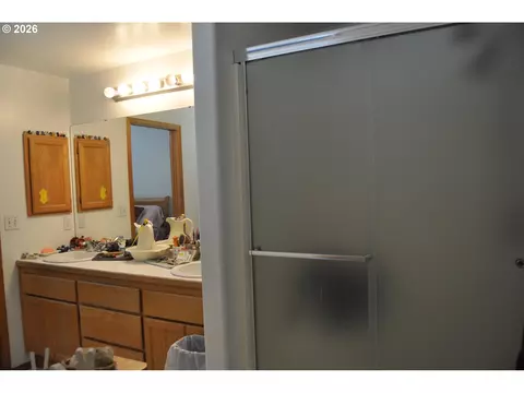 Bath - 4198 Lancaster Dr, Eugene, OR 97404 photo 3 of 4
