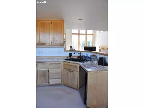 Kitchen - 4198 Lancaster Dr, Eugene, OR 97404 photo 3 of 3