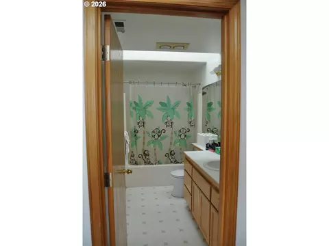 Bath - 4198 Lancaster Dr, Eugene, OR 97404 photo 1 of 4
