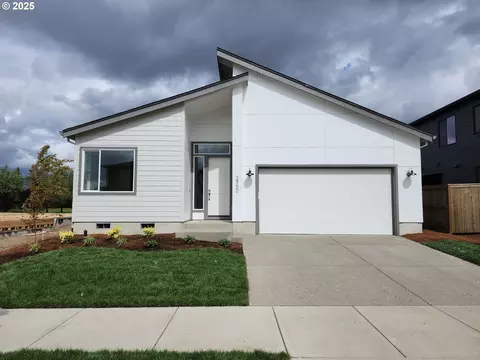2950 Olympic St #20, Woodburn, OR 97071