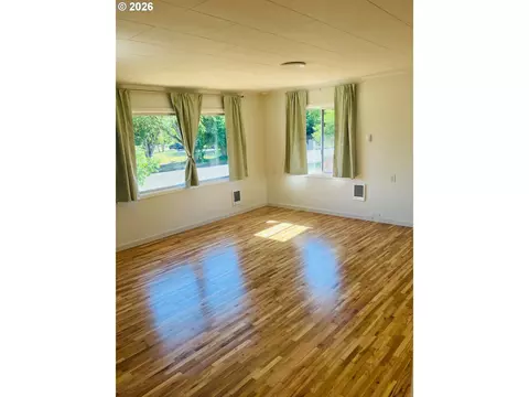 152 W C St, Springfield, OR 97477 photo 23