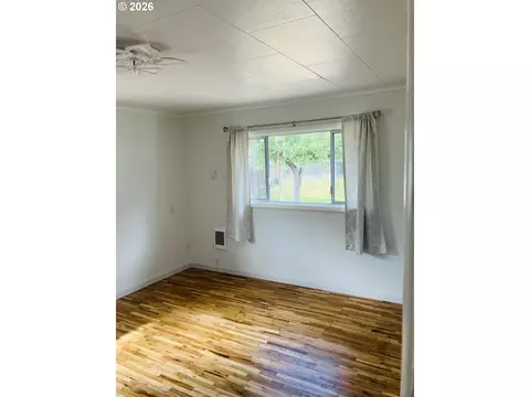 152 W C St, Springfield, OR 97477 photo 32