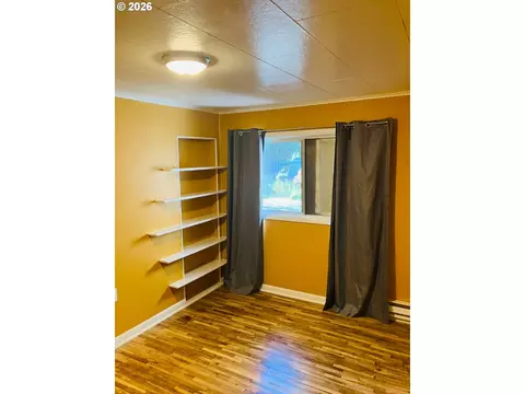 152 W C St, Springfield, OR 97477 photo 19