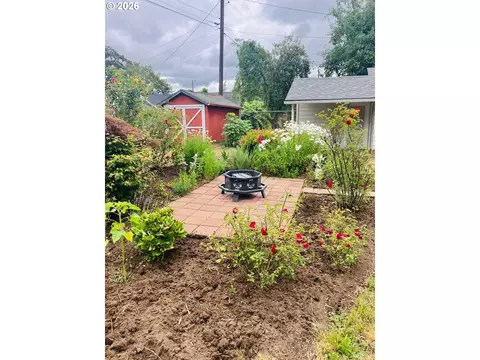 152 W C St, Springfield, OR 97477 photo 13
