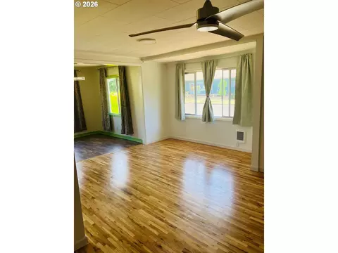 152 W C St, Springfield, OR 97477 photo 27