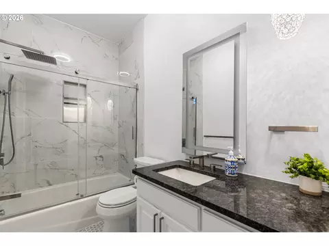 Bath - 1710 SW 3rd St, Pendleton, OR 97801 photo 4 of 5