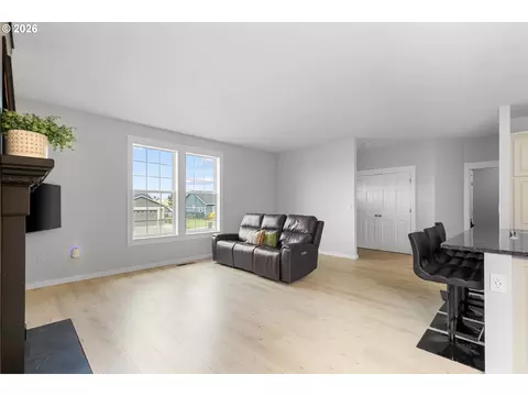 Living - 1710 SW 3rd St, Pendleton, OR 97801 photo 1 of 2