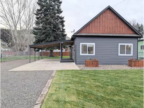 2906 N Oak St, La Grande, OR 97850