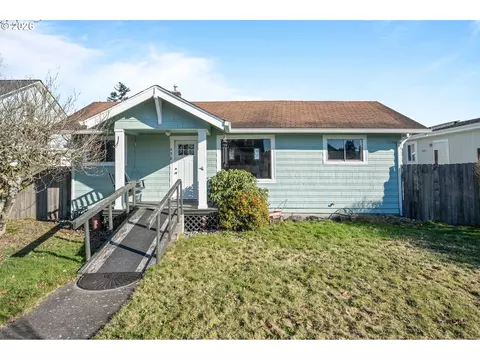 438 Front Ave, Castle Rock, WA 98611