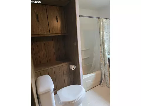 Bath - 1125 58th St #19, Springfield, OR 97478 photo 2 of 2