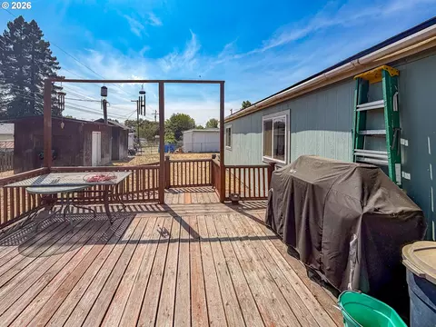 Exterior - 545 E 4th Ave, Riddle, OR 97469 photo 4 of 5