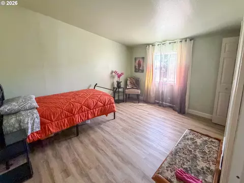 Bedroom - 545 E 4th Ave, Riddle, OR 97469 photo 3 of 3