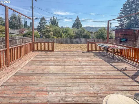 Exterior - 545 E 4th Ave, Riddle, OR 97469 photo 2 of 5