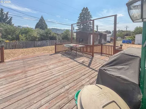 Exterior - 545 E 4th Ave, Riddle, OR 97469 photo 3 of 5