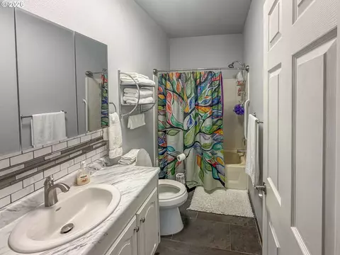 Bath - 545 E 4th Ave, Riddle, OR 97469 photo 3 of 3