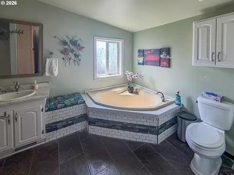 Bath - 545 E 4th Ave, Riddle, OR 97469 photo 1 of 3