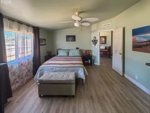 Bedroom - 545 E 4th Ave, Riddle, OR 97469 photo 1 of 3