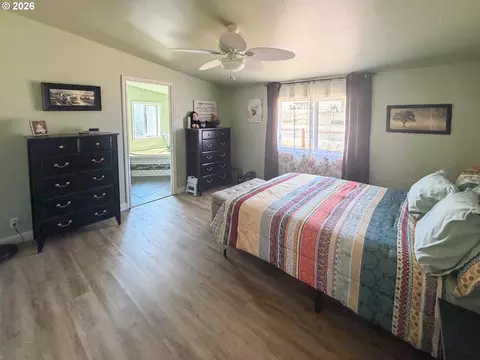 Bedroom - 545 E 4th Ave, Riddle, OR 97469 photo 2 of 3