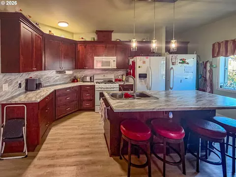 Kitchen - 545 E 4th Ave, Riddle, OR 97469 photo 2 of 2