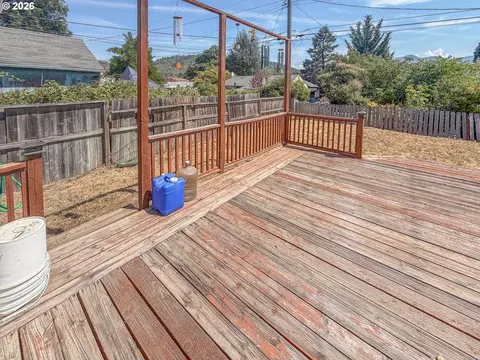 Exterior - 545 E 4th Ave, Riddle, OR 97469 photo 1 of 5
