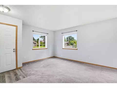 Living - 231 SElliott Ave, Gresham, OR 97080 photo 3 of 4