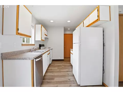Kitchen - 231 SElliott Ave, Gresham, OR 97080 photo 3 of 3
