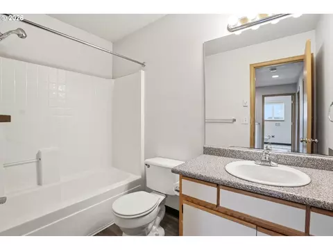 Bath - 231 SElliott Ave, Gresham, OR 97080 photo 1 of 2