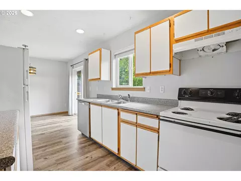 Kitchen - 231 SElliott Ave, Gresham, OR 97080 photo 2 of 3