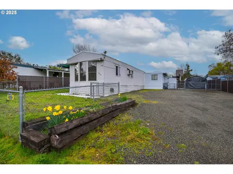 870 SE Thompson Ave, Winston, OR 97496