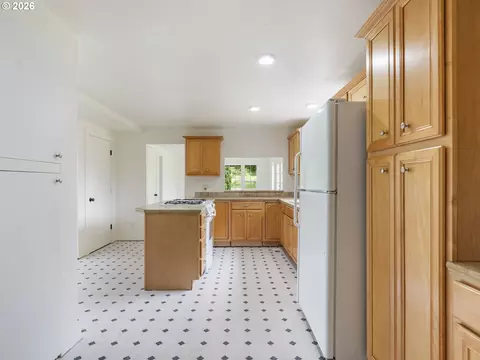 Kitchen - 5535 SE 302nd Ave, Gresham, OR 97080 photo 4 of 4