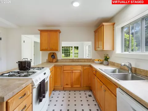 Kitchen - 5535 SE 302nd Ave, Gresham, OR 97080 photo 3 of 4